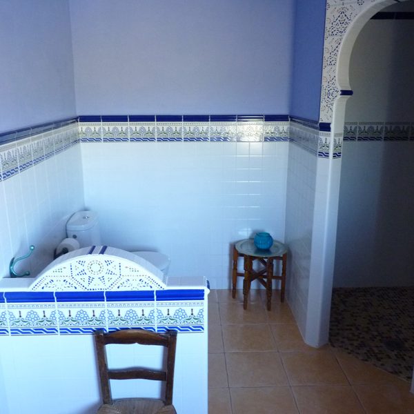 Baño de habitación de hotel de estilo árabe