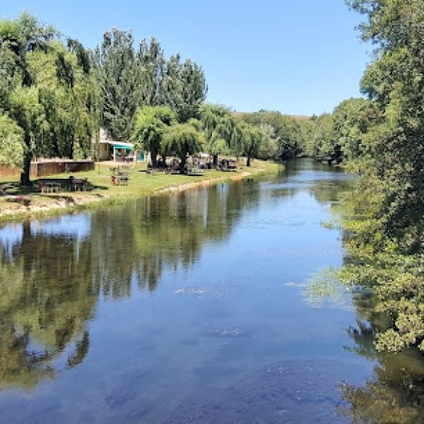 Playa fluvial con chiringuito 1