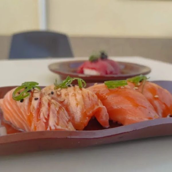 Plato de nigiri de salmón