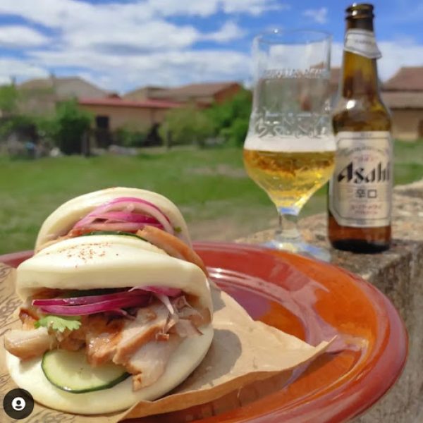 Plato de dos bao bao con cerveza asiática en exterior