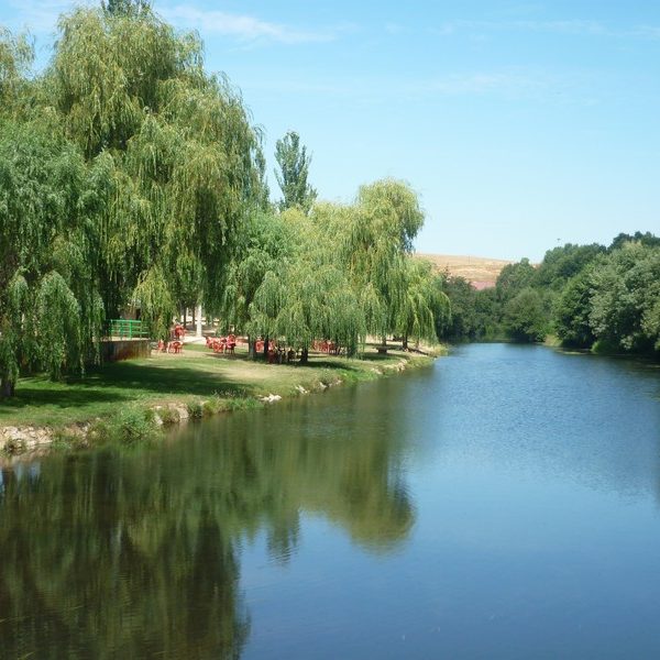 Playa fluvial con chiringuito 2